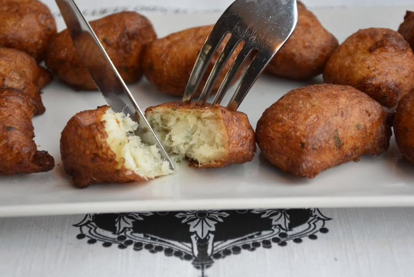 Café Il·lusió by Muxía. Crujientes por fuera y tiernos por dentro😋Nuestros buñuelos de bacalao son una auténtica delicia💥¡Ven a disfrutarlos en nuestro restaurante! 🍽️ #buñuelos #buñuelosdebacalao #comida #foodbcn #barcelonafood #barcelonacity