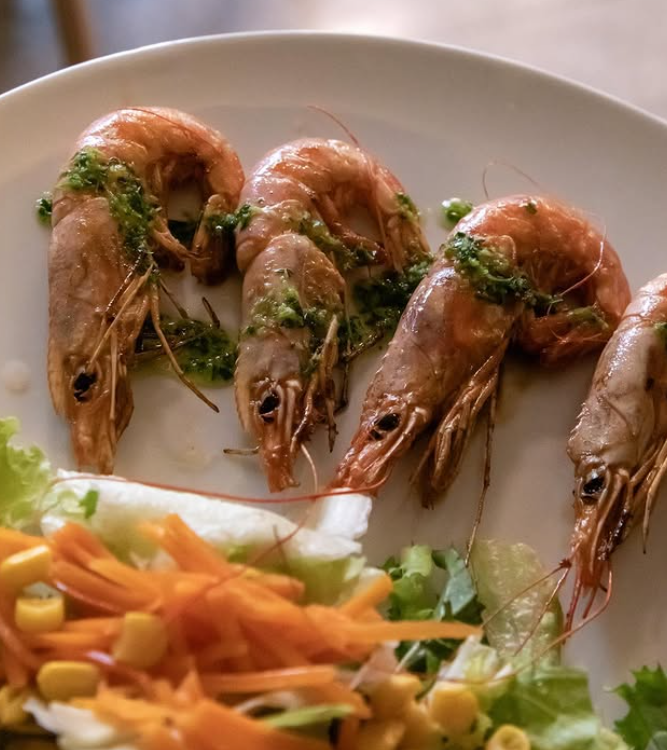 Marchando unas gambas a la plancha