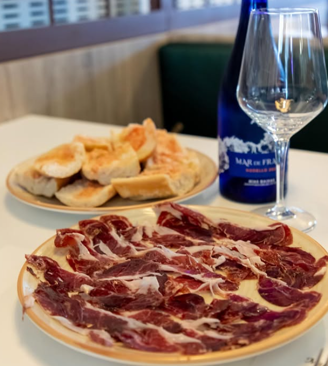 Nuestro jamón ibérico de bellota es una verdadera fiesta en cada bocado