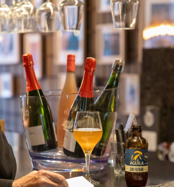 A la planta baixa del nostre restaurant trobaràs diferents ambients: la barra per a un moment més informal, taules romàntiques amb vistes al carrer Sepúlveda i el Paral·lel, compartiments per a quatre persones i una gran taula imperial de fusta de castanyer ideal per a grups