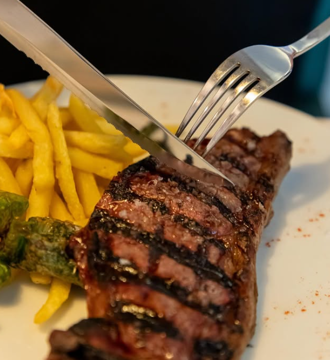 Un clásico que nunca falla: entrecot de ternera gallega al punto perfecto, acompañado de nuestras irresistibles patatas