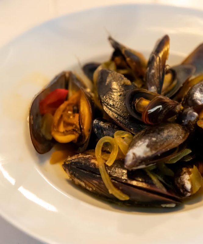 Al nostre restaurant, gaudeix del menú de migdia amb plats deliciosos com els musclos a la marinera.