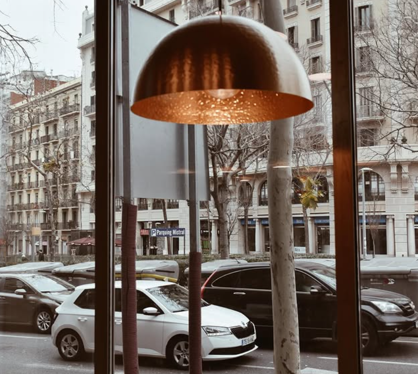 Sabías que contamos con mesas con vistas a la calle y luz natural