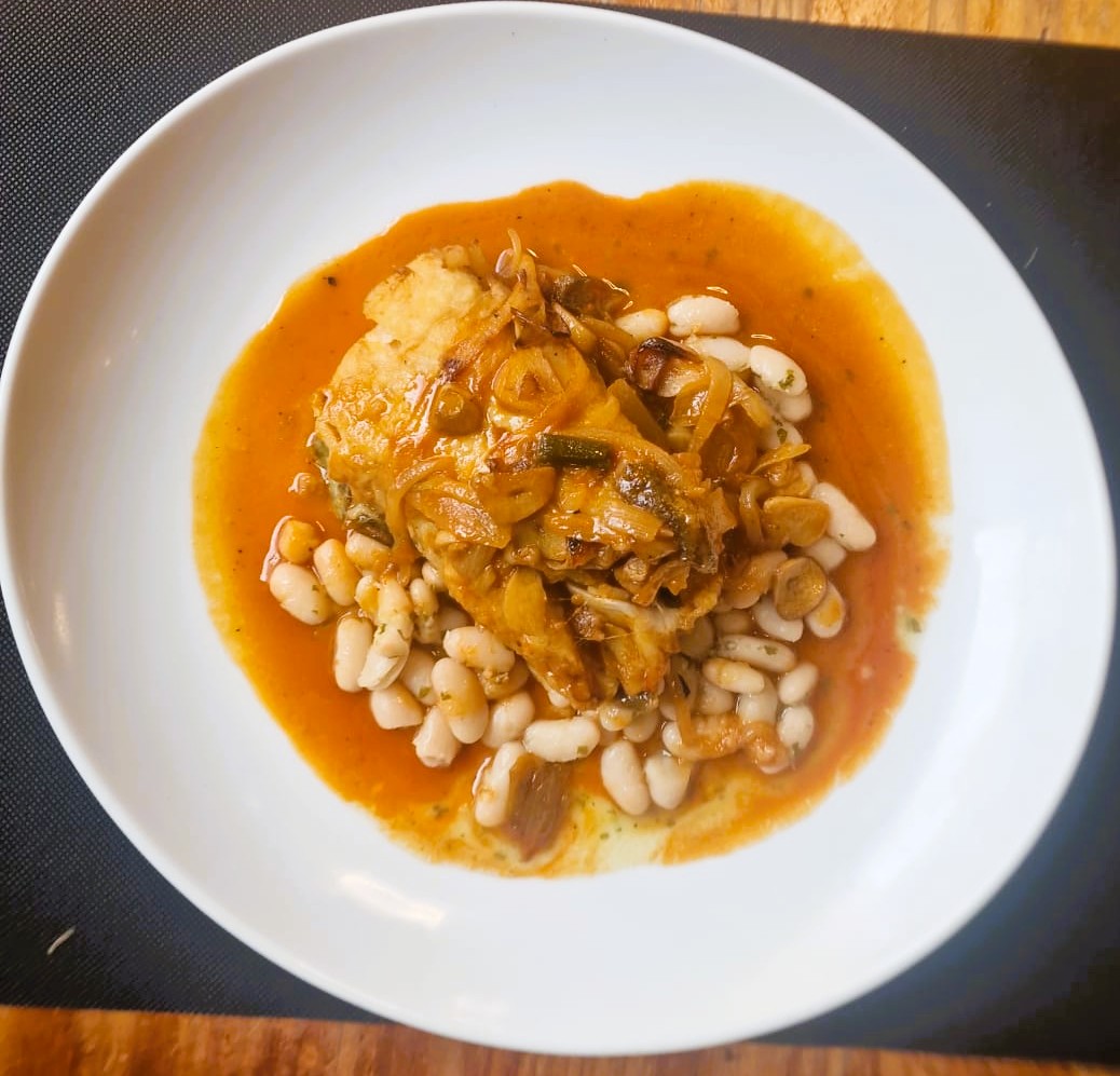 Donde comer el mejor Morro de bacalao a la llauna con judías del "ganchet" en el Restaurante Gallego Muxía de la calle Aprestadora en L'Hospitalet de Llobregat.