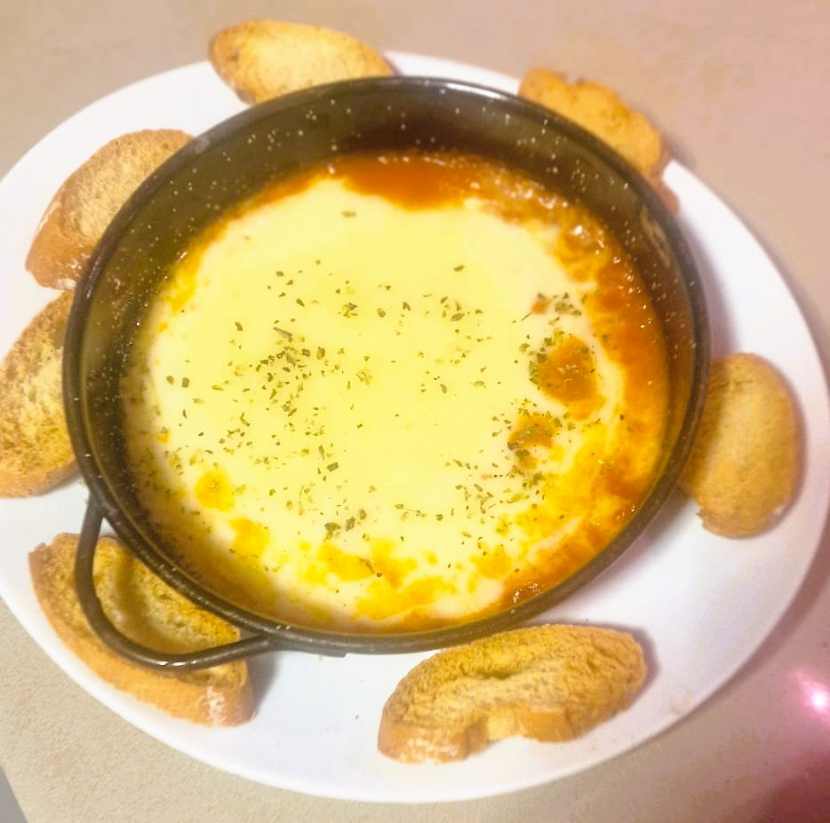 El Provolone es un queso de leche de vaca entera con corteza blanca. El origen del queso "provolone" lo encontramos en el sur de Italia. No obstante, la zona de producción más importante se sitúa actualmente en el norte del país, concretamente en las regiones del Valle del Po: Piamonte, Lombardía y Véneto.
