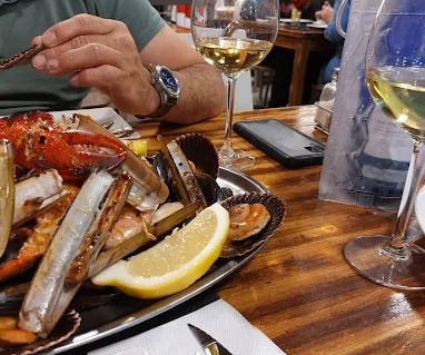 🥘 MUXÍA HOSPITALET – Calidad, variedad y auténtico sabor gallego 🌊🔥 En MUXÍA HOSPITALET, comer bien es una garantía. Nuestra cocina es un homenaje a la gastronomía gallega, con una variedad que sorprende y conquista. 🔥 Jamón ibérico de bellota 100x100, auténtico, puro y lleno de sabor 🦞 Mariscos frescos, con todo el sabor del Atlántico 🥘 Arroces inigualables, que representan lo mejor de nuestra tradición 🍽️ Tapas caseras, elaboradas con dedicación y producto de calidad 📍 Barcelona es una ciudad llena de vida y uno de sus puntos fuertes es su amplia variedad de bares y restaurantes. No obstante, otras ciudades del área metropolitana, como L'Hospitalet de Llobregat, también cuentan con opciones ideales para disfrutar de la comida. En este caso, el restaurante Gallego Muxía, en la calle Aprestadora, núm. 113, donde puedes comer una de las mejores parrilladas de pescado y mariscos de todo el Baix Llobregat. ✨ En Hospitalet hay un restaurante que arrasa entre nuestros vecinos por nuestros platos caseros nuestra calidad y buen precio. 🍷 Se trata del MUXÍA HOSPITALET, gracias a nuestro buen trabajo hemos conseguido una clientela local y de nuestra zona de influencia como la Feria Barcelona en Gran Vía, con nuestras magníficas tapas, mariscos, pescados y carnes procedentes de Galicia. 📍 Reserva tu mesa y ven a disfrutar de lo mejor de la cocina gallega en pleno Hospitalet! #MUXÍAHospitalet #GastronomíaGallega #JamónIbéricoDeBellota #MariscosFrescos #ParrilladasDePescado #SaboresQueEnamoran #MenjarQueCaptiva #ReservaYa #TapasCaseras #CuinaDeQualitat #MenjarAmbEncant #ProductoPremium #ExperienciaGastronómica #OnMenjarBé #SaboresIrresistibles #MomentsIrresistibles #PassióPelProducte #BrasaPerfecta #Restauranteshospitalet #HospitaletRestaurantes #BarcelonaRestaurantes #TapasBar #BardeTapas