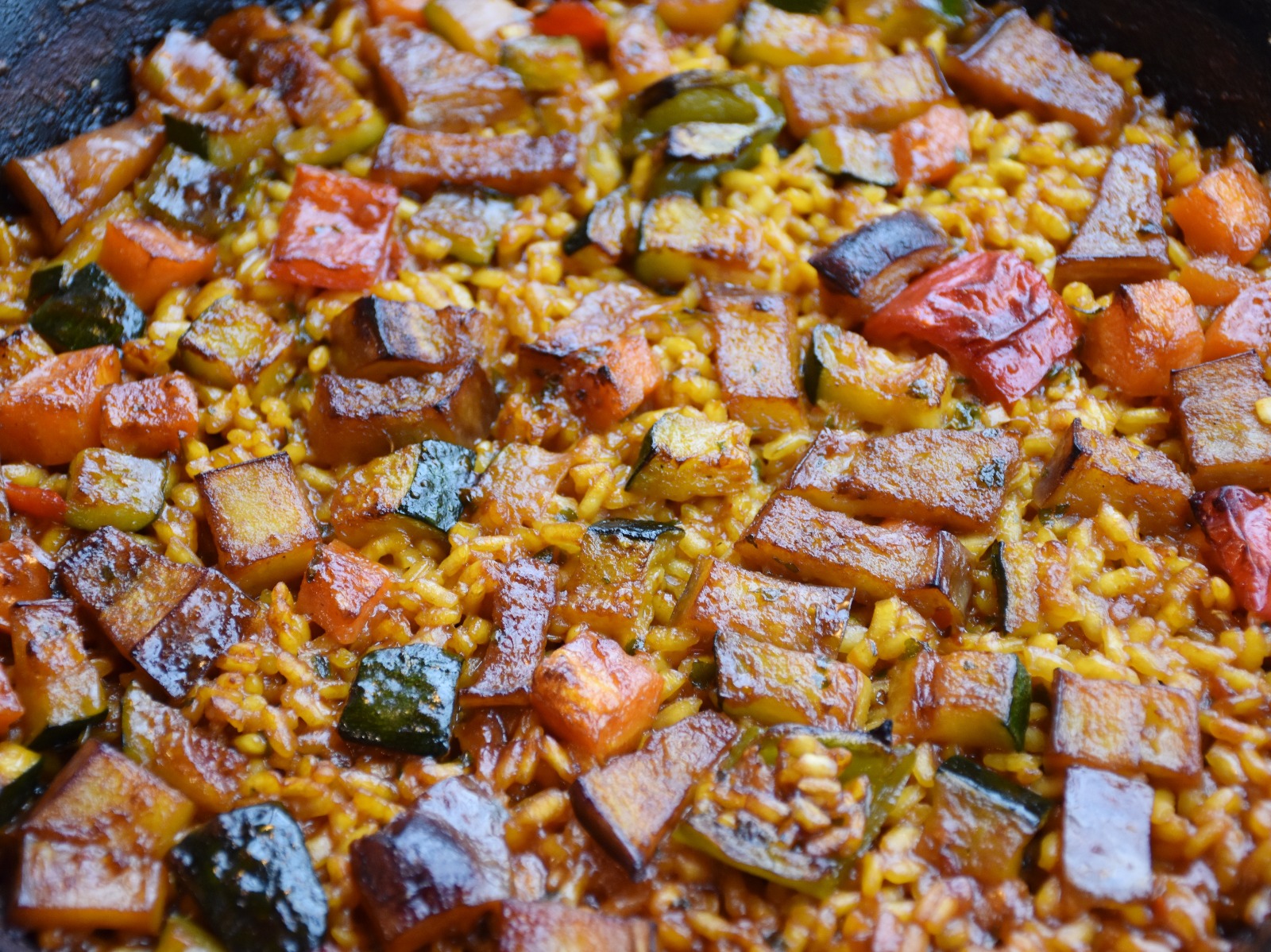 Si t’apassiona la cuina gallega i mediterrània, a Cafè Il·lusió by MUXÍA trobaràs una gran varietat d’arrossos, paelles i fideuades, sempre elaborats amb ingredients de la terra i de primera.  