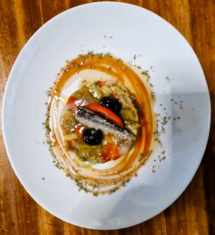 Tàrtar d’Escalivada amb Sardina en Oli d’Oliva – Tradició i elegància a Restaurant gallec MUXÍA a l'HOSPITALET! 🍽️✨  