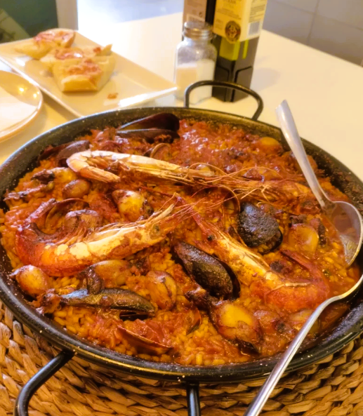 🍚✨ CAFÈ IL·LUSIÓ BY MUXÍA. L’ARROSSERIA GALLEGA DE REFERÈNCIA A LA PLAÇA D'ESPANYA A BARCELONA CIUTAT. Si ets un amant dels arrossos en totes les seves formes… a Cafè Il·lusió by MUXÍA tens cita obligada! Des de la Plaça Espanya, passant per la Fira de Montjuïc fins a l’Eixample, no trobaràs millor lloc per deixar-te seduir per la nostra especialitat en arrossos. I tot, amb el segell de la cuina gallega més autèntica: sabor, producte i tradició a cada plat. 🍤 Arrossos mariners 🥩 Arrossos amb carn i verdures 🦑 Arrossos negres amb sèpia petitona i allioli casolà… I molt més! 📍 Vine a descobrir el sabor que ens converteix en una arrosseria en tota regla i deixa’t enamorar pel gust de Galícia sense sortir de Barcelona. #CafèIl·lusió #MuxíaEssència #ArrosseriaGallega #CuinaAmbSabor #PlaçaEspanyaTéSabor #FiraMontjuïc #EixampleGastronòmic #CuinaGallega #EspecialitatEnArrossos #ProducteDeQualitat #BarcelonaFoodies #MenjarAmbAlma #SaborQueConquista #ArrossosDeVeritat #ArrossosGourmet #CuinaAutèntica #Il·lusióAlPlat #BarcelonaTéSabor #GalíciaABarcelona #MuxíaStyle