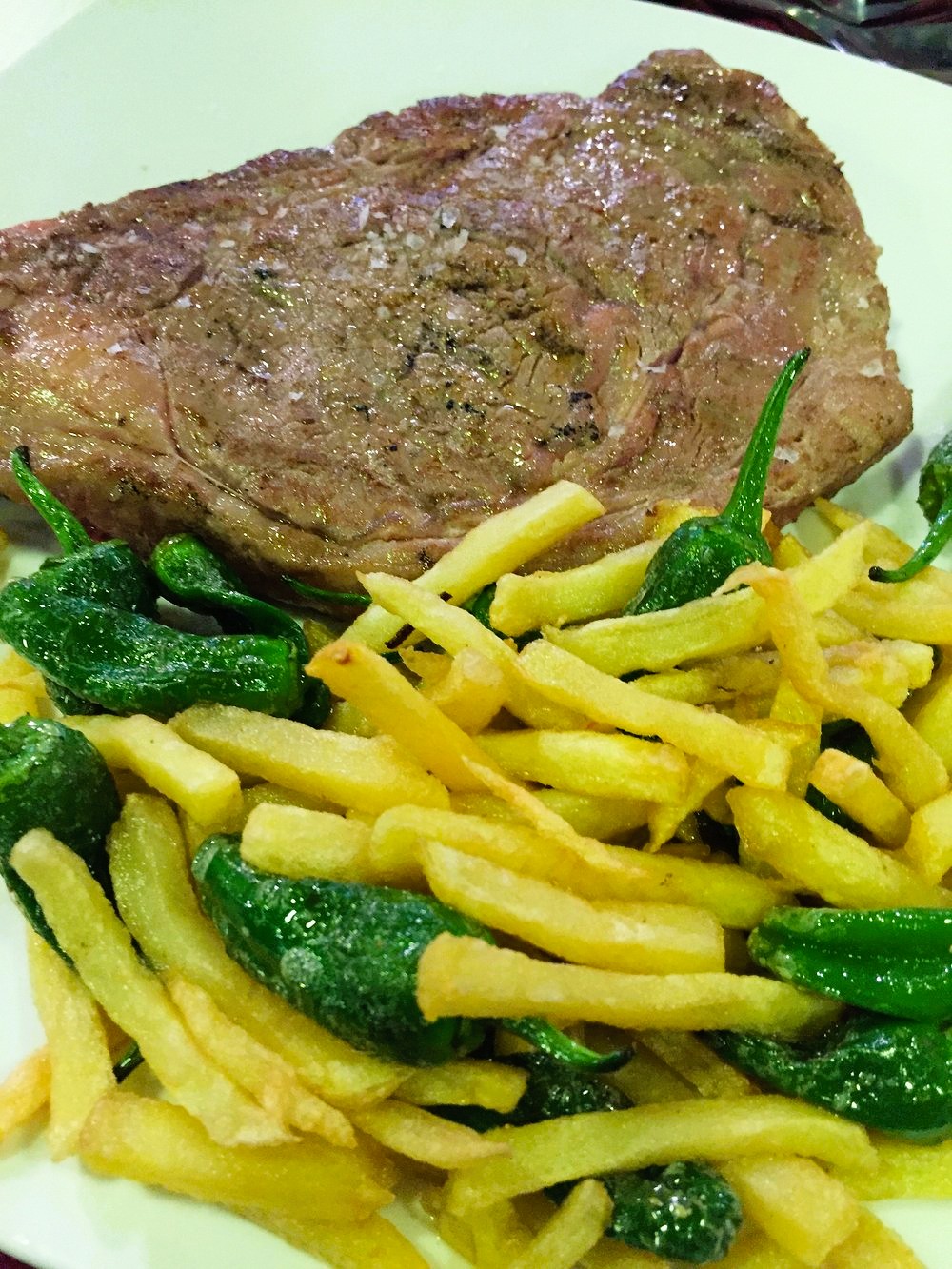 Aquí, el sabor de Galicia se funde con un ambiente moderno y familiar: Mariscos y pescados frescos como recién llegados de la lonja. Carnes y tapas con carácter y tradición.  🦐🥩