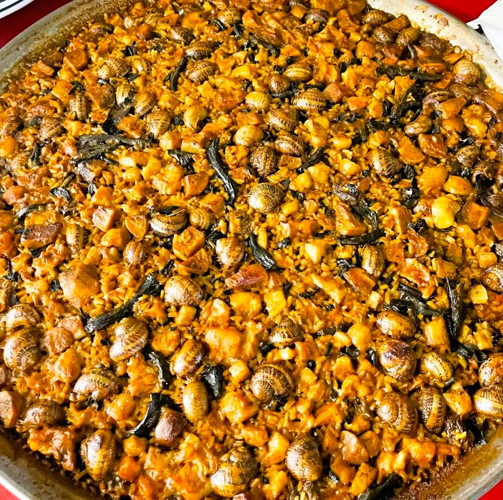 🍚🔥 L’arròs de muntanya de MUXÍA HOSPITALET: gust autèntic, aroma de bosc i passió en cada gra. Hi ha plats que reuneixen, que escalfen l’ànima i que et fan sentir com a casa. A MUXÍA HOSPITALET, aquest plat és el nostre arròs de muntanya — una recepta que homenatja les terres gallegues i catalanes, cuinada amb foc viu, producte local i temps per fer-lo com cal. 🌿 Carns seleccionades, caragols agafats al camp, bolets de temporada, aromes de terra humida i el punt just de brasa. Un plat contundent i saborós, pensat per compartir en grup o demanar-lo amb antelació per gaudir-lo com toca: amb amics, família o companys de ruta. 🔔 L’arròs de muntanya està disponible per encàrrec — només cal avisar i nosaltres ens encarreguem de posar el sabor al centre de la taula. 📍 Descobreix-lo a MUXÍA HOSPITALET i deixa que el gust de muntanya faci festa a cada cullerada. #MuxíaHospitalet #ArrosDeMuntanya #SaborsQueReuneixen #CuinaGallega #TastaLaTradició #CuinaDeCompartir #EncàrrecsGourmet #FocLentIGustIntens #ProductesDeLaTerra #ArròsQueEnamora #GrupsGourmet #MomentsMuxía #ArrossosAmbÀnima #MenjarPerEncàrrec #GastronomiaDeVeritat #CulturaDelPlat #TapesIGust #RestaurantHospitalet #AmbSaborDeGalícia #MenjarDeFesta #ArrosAmbHistòria #MuxíaStyle #PlatsAmbCarinyo #CuinaDeProximitat #LaGallegaQueAgrada #RestaurantHospitalet #cuinadeproximitat #AutenticaCuinaGallegaL’arròs de muntanya de MUXÍA HOSPITALET: gust autèntic, aroma de bosc i passió en cada gra.