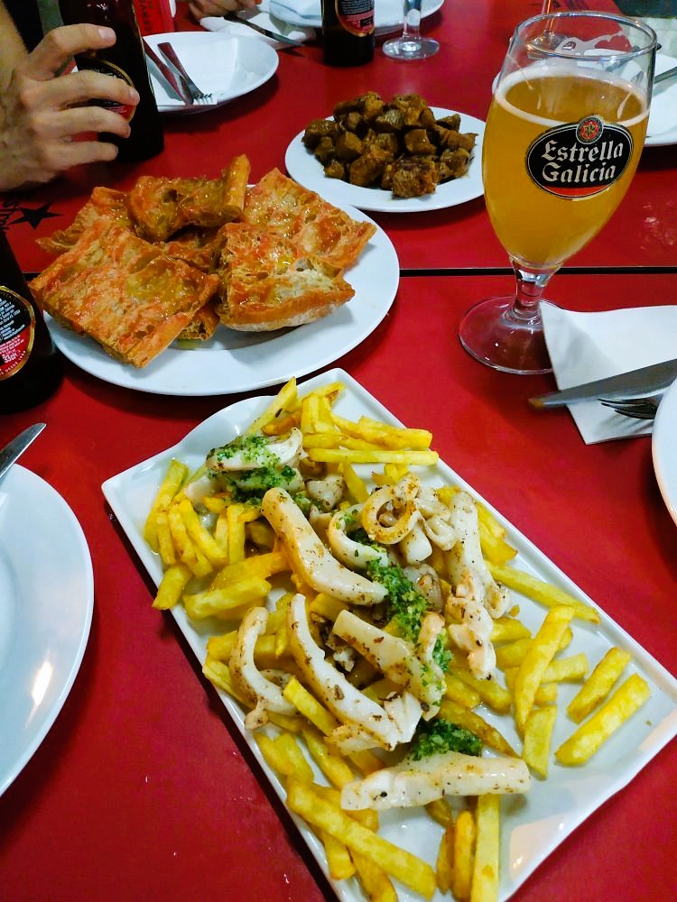 A Restaurant MUXÍA, cada mossegada és un homenatge a la tradició: 📍 Tapes amb encant, peixos i mariscs frescos del dia, i el clàssic pa de coca amb tomàquet que obre la gana com cal 🍅🥖