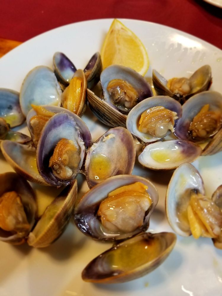 🦞🌊 MUXÍA HOSPITALET – MARISC AUTÈNTIC, CUINA GALLEGA D’ALTURA. TAMBÉ CARNS PRÈMIUM AL FORN, COM ELS PORQUETS I LES ESPATLLES DE XAI. A MUXÍA HOSPITALET, el mar arriba directe a taula. Som un restaurant gallec amb ànima, on el marisc fresc és protagonista i cada plat evoca les ries gallegues, el Cantàbric i l’Atlàntic. 🦐 Gambes, escamarlans, cloïsses i navalles de qualitat superior 🦞 Llamàntol, “centolla” i bou de mar, servits amb senzillesa i respecte pel producte 🦪 Ostres gallegues amb gust intens, textura perfecta i acabats que emocionen 🍲 Arrossos mariners, “zarzuelas”, graellades, cassoles i calderetes que fan brillar la cuina tradicional 📍 Situats al cor de L'Hospitalet de Llobregat, som referents de la cuina gallega de veritat, reconeguts per molts com el millor racó gallec a prop de Barcelona. 🔥 Vine a gaudir d’una experiència que va més enllà del paladar. A MUXÍA, cada mos és un homenatge a Galícia, a la mar i a les coses ben fetes. #MuxíaHospitalet #CuinaGallega #RestaurantGallec #MariscDeQualitat #LHospitaletTéSabor #MariscGallec #OstresGallegues #LlamàntolAmbEstil #SaborsDeLaMar #RiasGallegues #CuinaAutèntica #GaliciaEnBarcelona #PlatsQueSedueixen #FoodiesDeMarisc #MarinersDeVeritat #AltaGastronomiaGallega #CalderetaGallega #ZarzuelaDeMarisc #ArrossosAmbMar #MomentsDeSabor #SaborAtlàntic #CuinaAmbRespecte #HospitaletAmbGust #SaborsQueConnecten #MarISCultural #Carnsalforn #Carnspremium Vols que et prepari una versió per carrusel destacant el llamàntol, les ostres i el local amb frase com “Galícia es menja a MUXÍA”? 📸🦪🫶